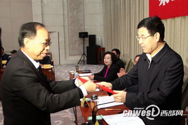陕西省人大常委会副主任安东为李建科教授颁发聘书.jpg